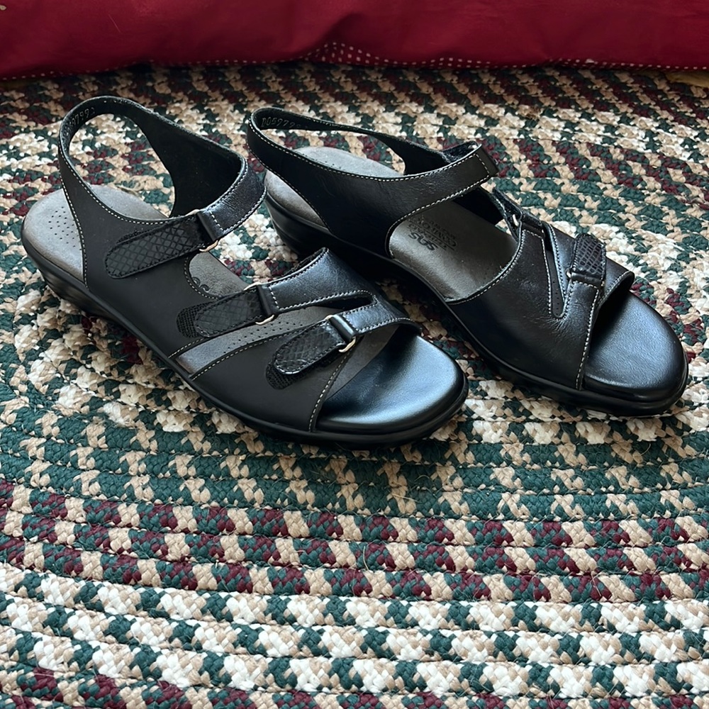 SAS tripod comfort black sandals 8 1/2 narrow